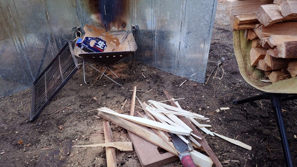 焚火台と焚き付け