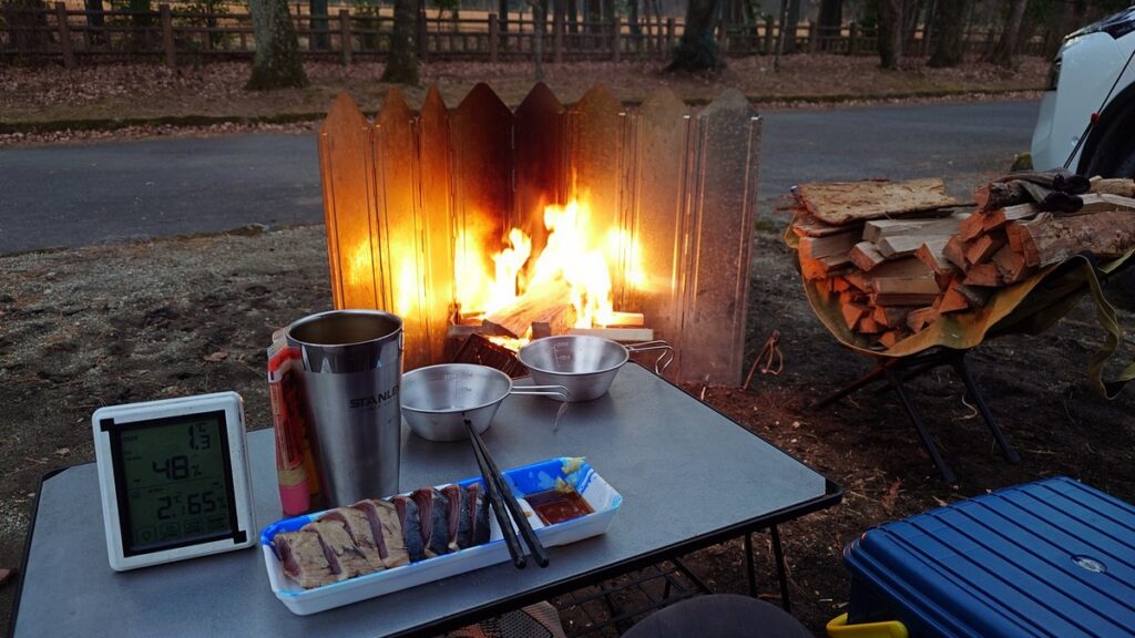 スクリーンに反射する焚火の炎