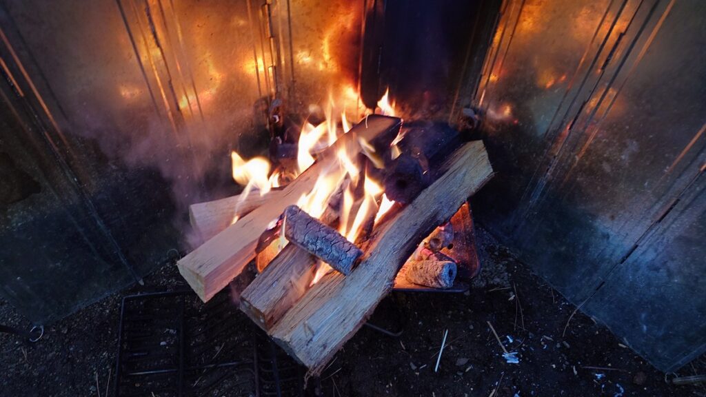 焚火にオガ炭投入