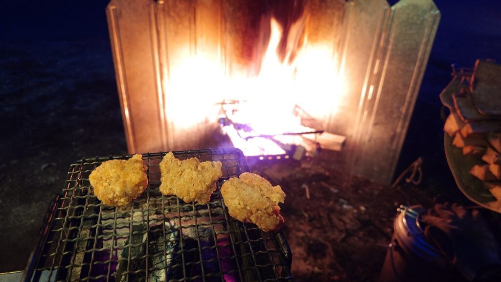 炭火で唐揚げを温める