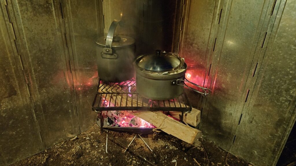 焚火にかけたやかんと鍋