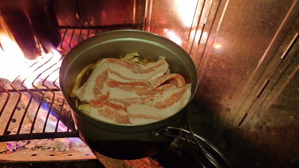 鍋に豚バラ肉を追加