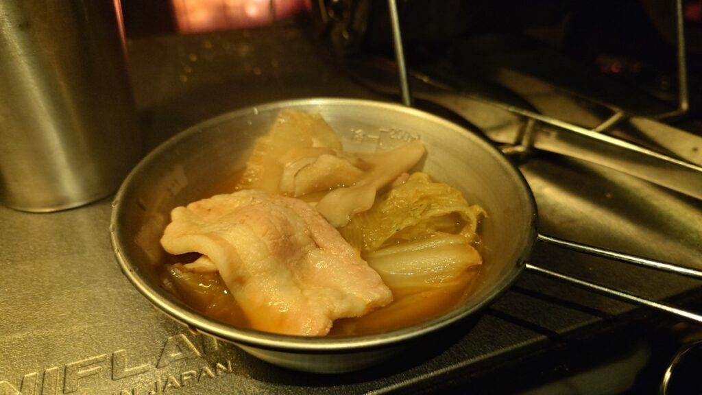 シェラカップによそった豚バラキムチ鍋