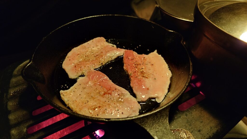 石油ストーブの上でスキレット調理