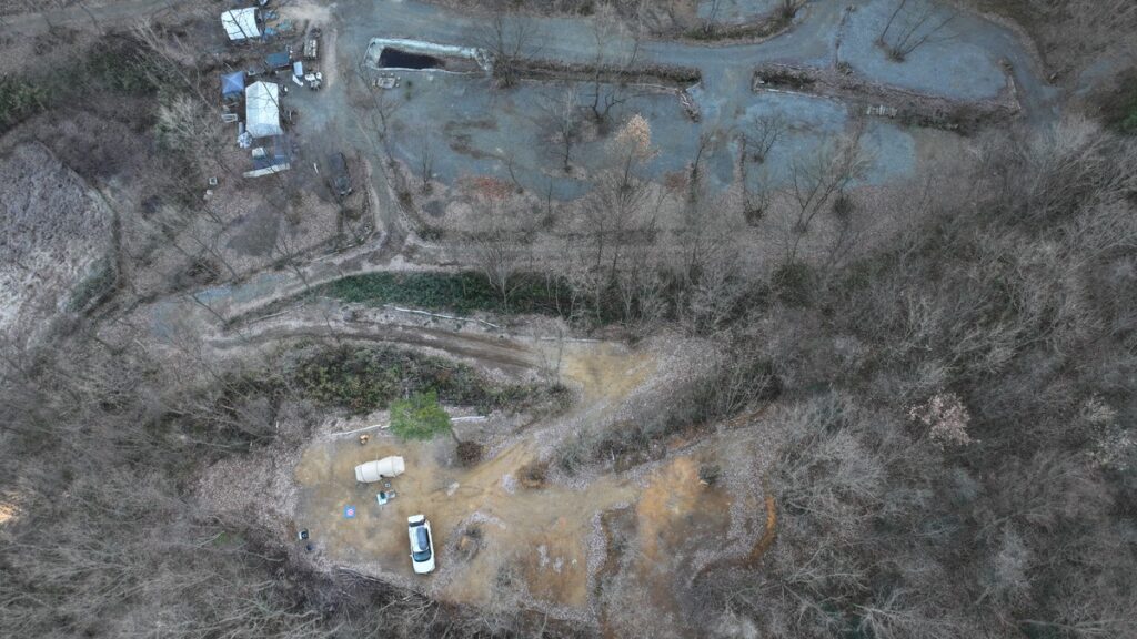 栃木の森頂上サイト上空から、頂上サイトと頂上へ続く道の全景