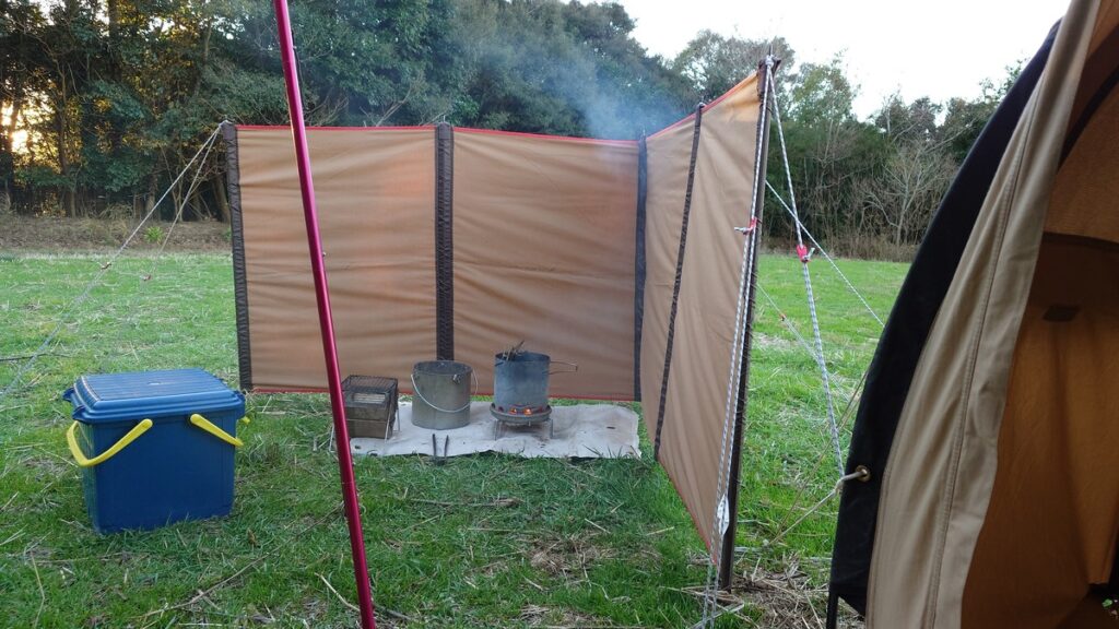 陣幕mini内側で炭起こし