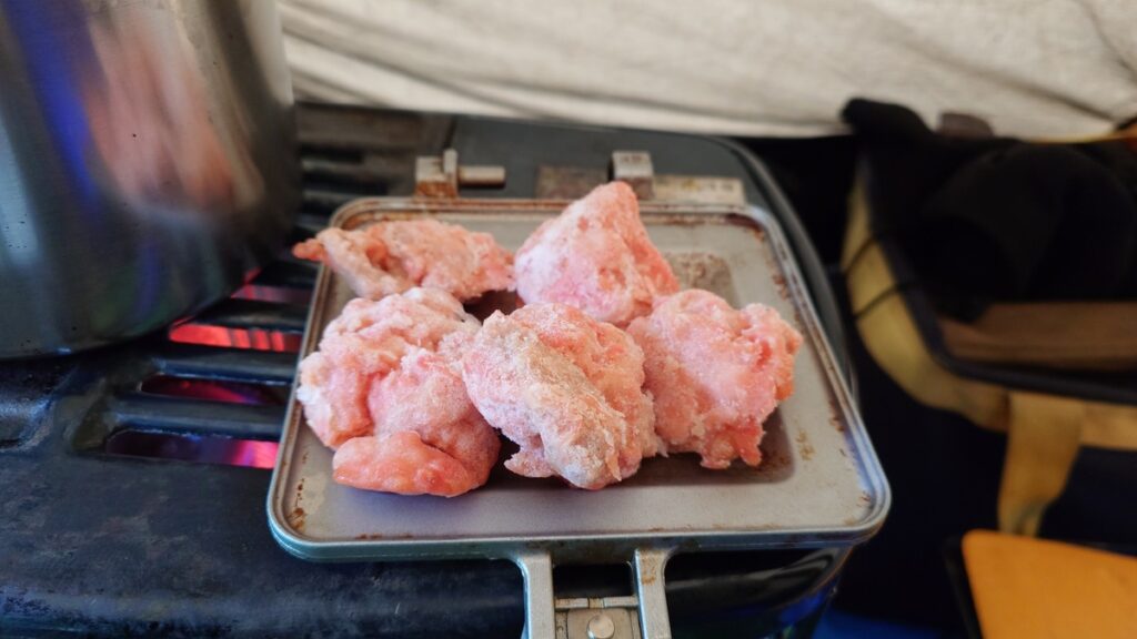 ホットサンドメーカーを使って冷凍唐揚げを調理