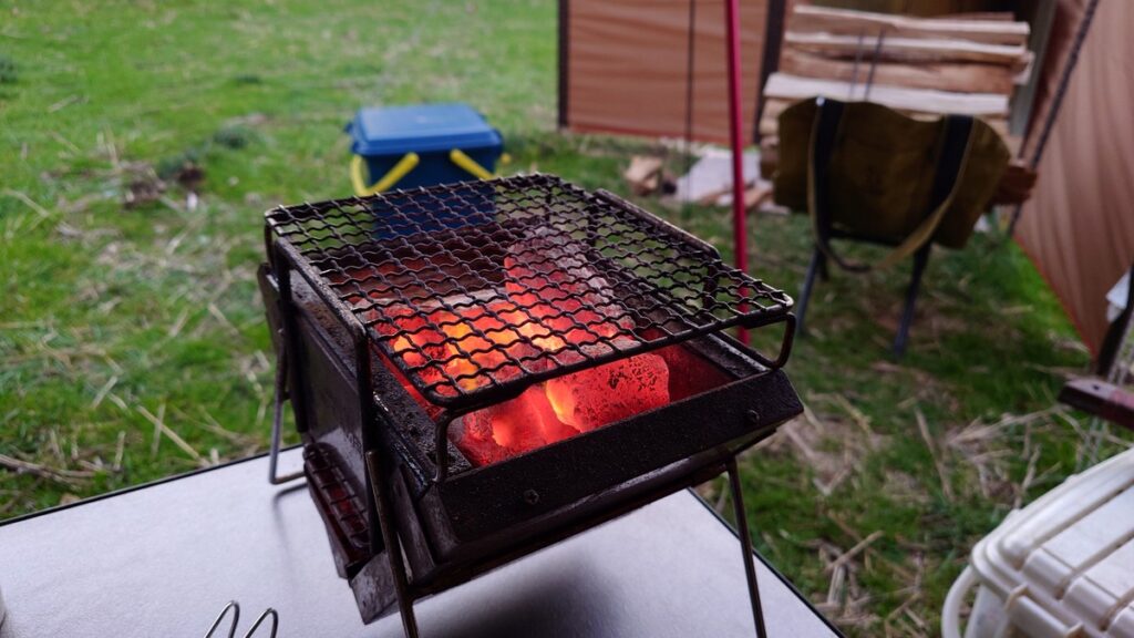 ユニセラminiに焼べた真っ赤に燃えたオガ炭