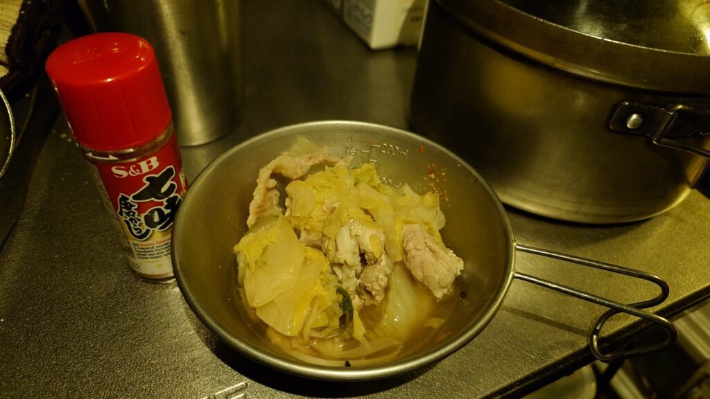 シェラカップによそったお鍋