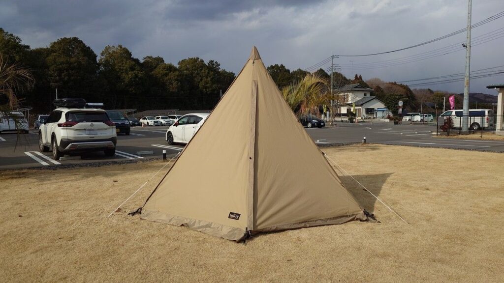 くすのきキャンプ場駐車場脇に設営したテント