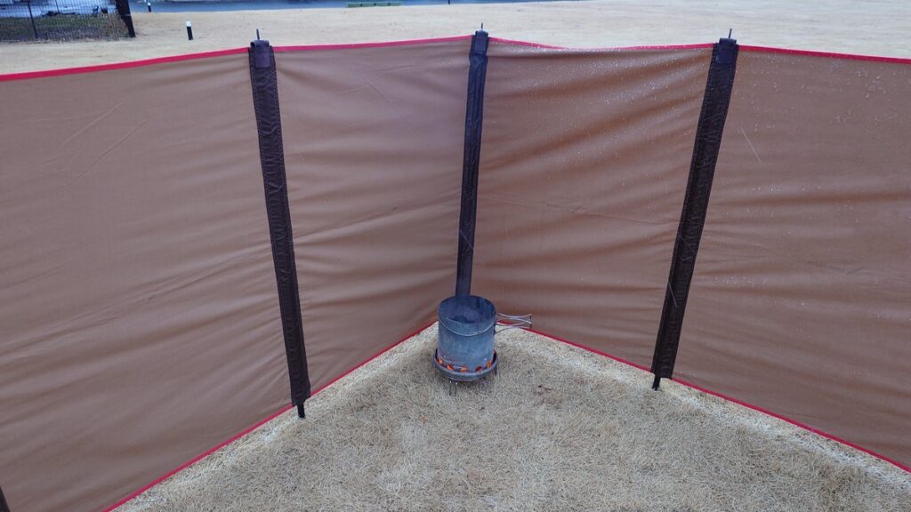 陣幕miniの内側で炭の火起こし