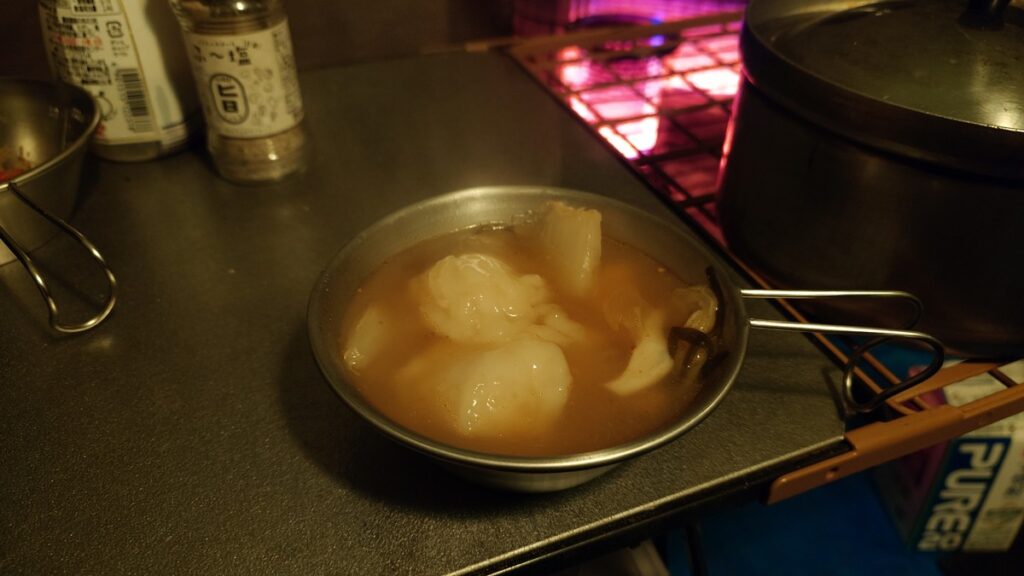 シェラカップによそったキムチ鍋