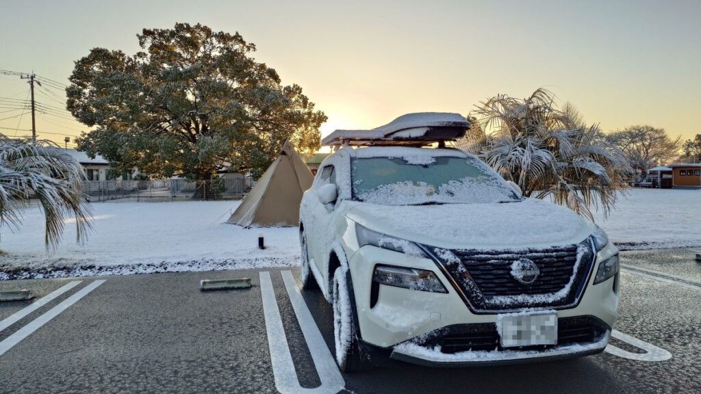くすのきキャンプ場雪で凍った車と駐車場