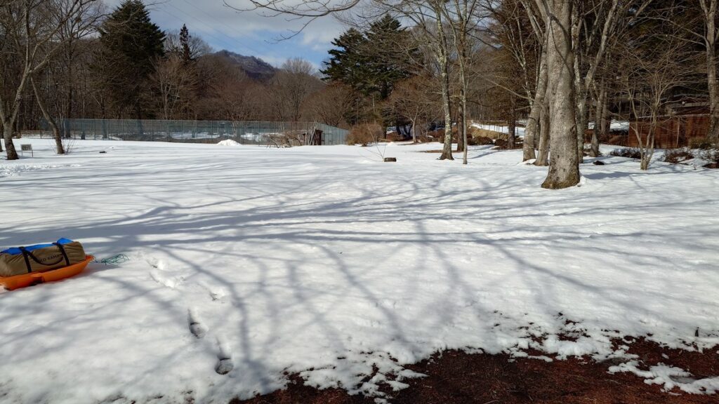 ちばむらオートキャンパーズリゾート駐車場近くの雪上サイト