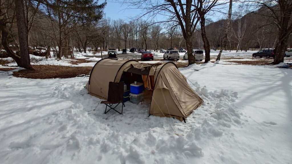 駐車場からほど近い場所での雪上キャンプ