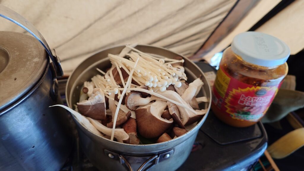 鍋の具材とトムヤムクンスープの素
