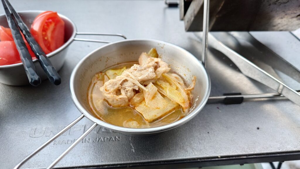 シェラカップによそったトムヤムクン