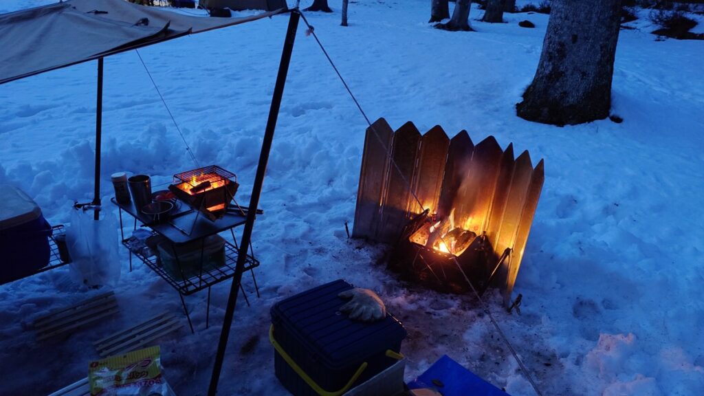 スクリーンに映る焚火の炎