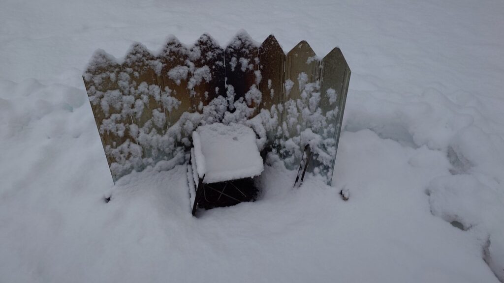 雪の積もった焚火台