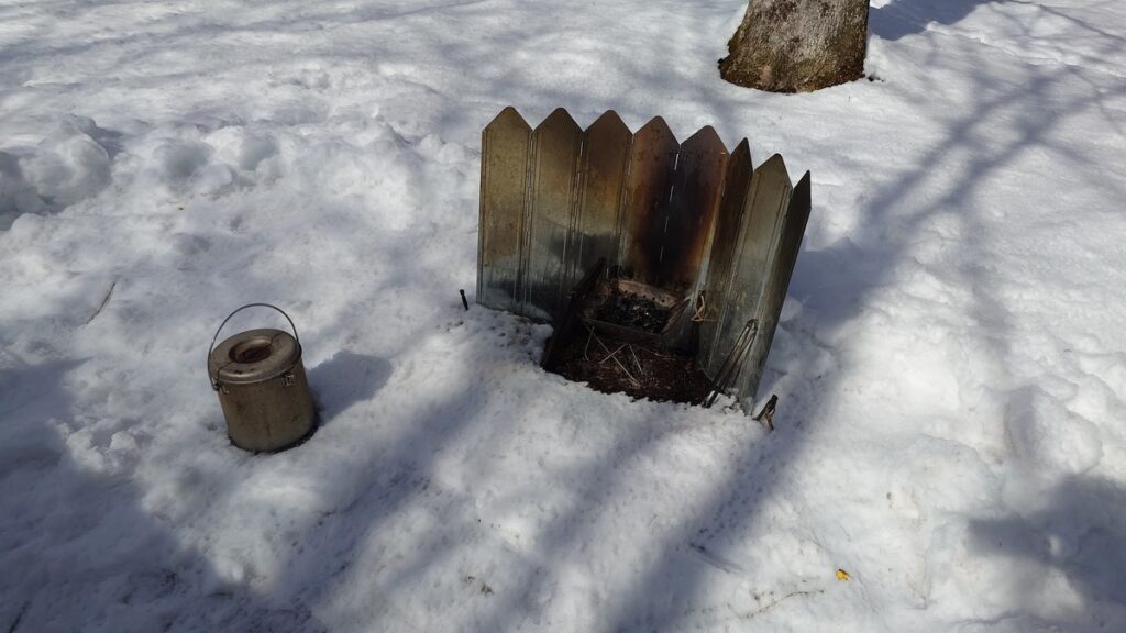 雪がとけ姿を見せた焚火台