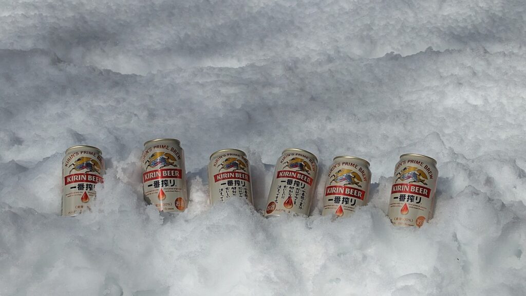 雪に突っ込んでビールを冷やす