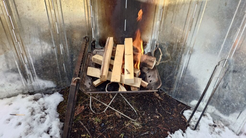 雪で湿った炭が残った焚火で焚火開始