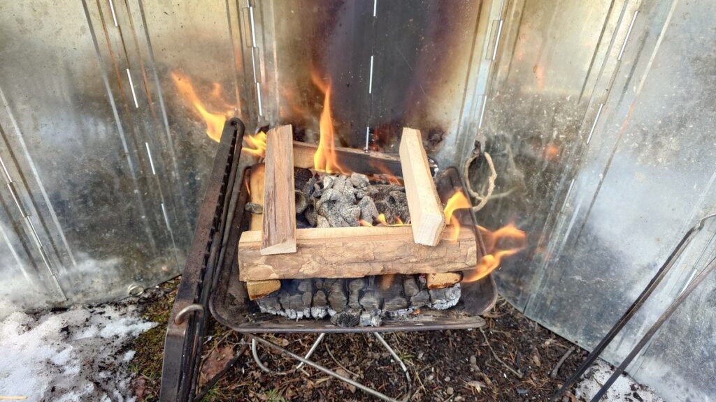 井桁に組んだ焚火