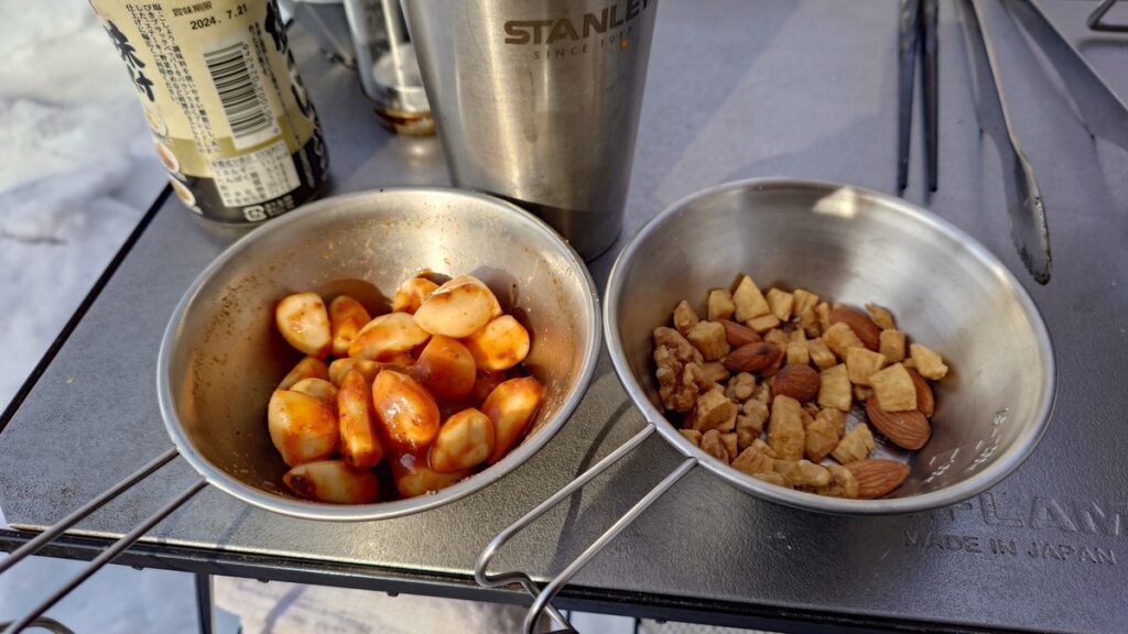 つまみのニンニクとナッツ