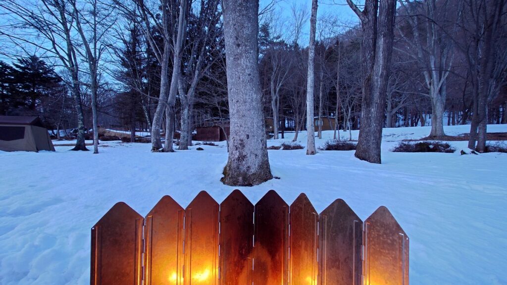 焚火台越しの雪原