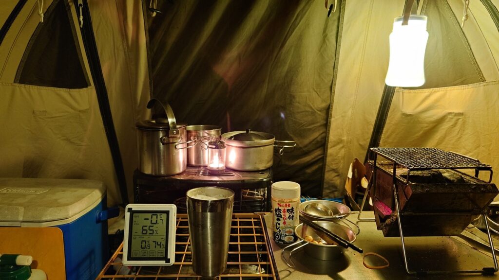 ストーブを入れたDODソロカマたTCテント内部