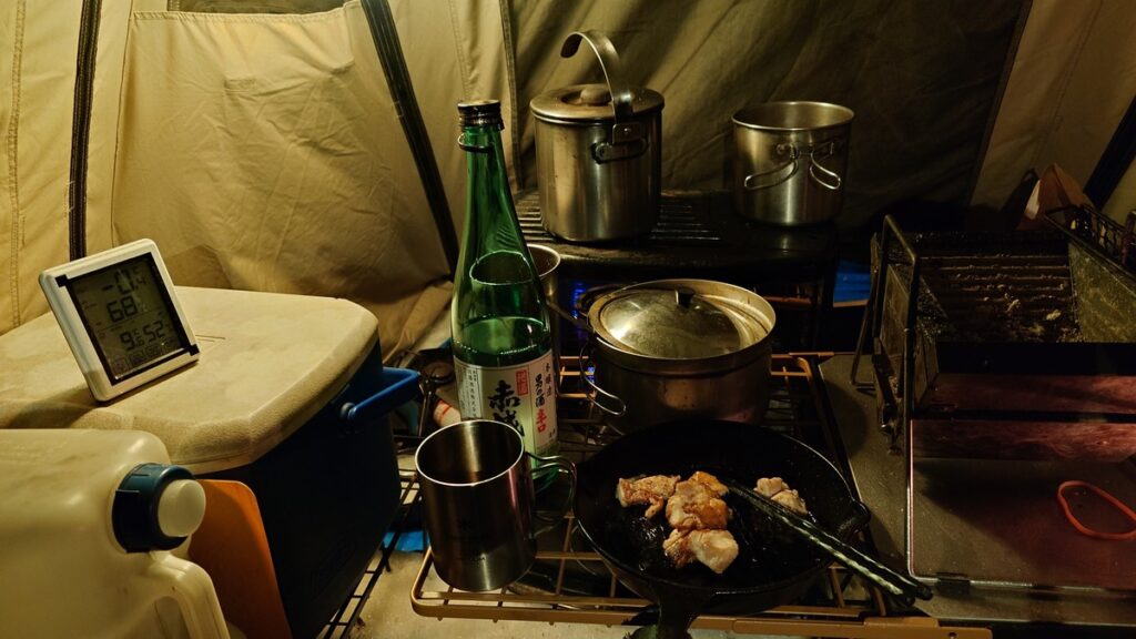 テント内の酒飲み風景