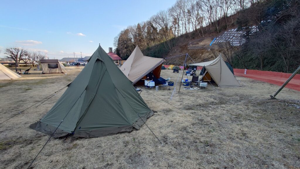 城の湯温泉センターキャンプ場ワンポールテント3張り