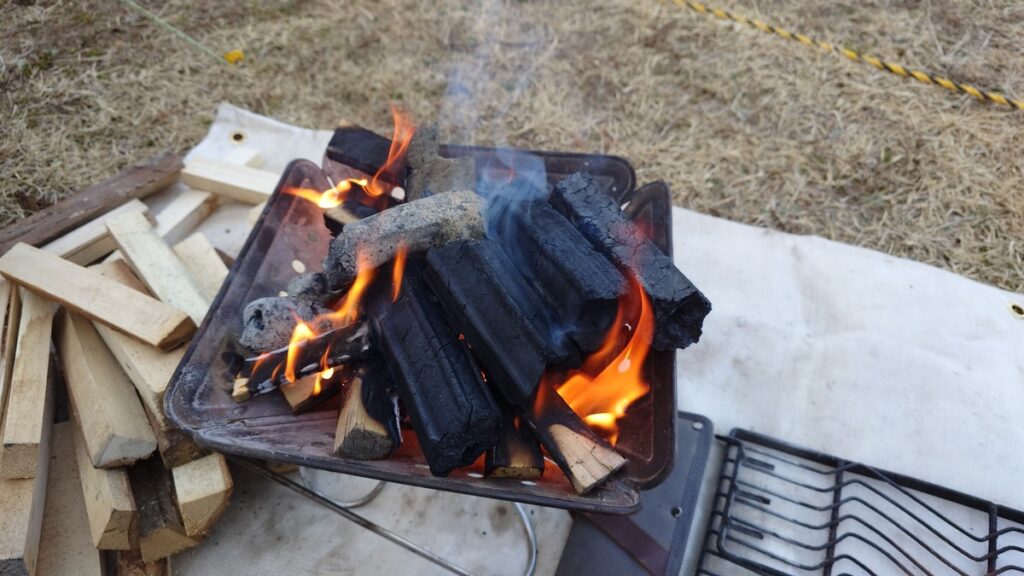 焚火にオガ炭を投入