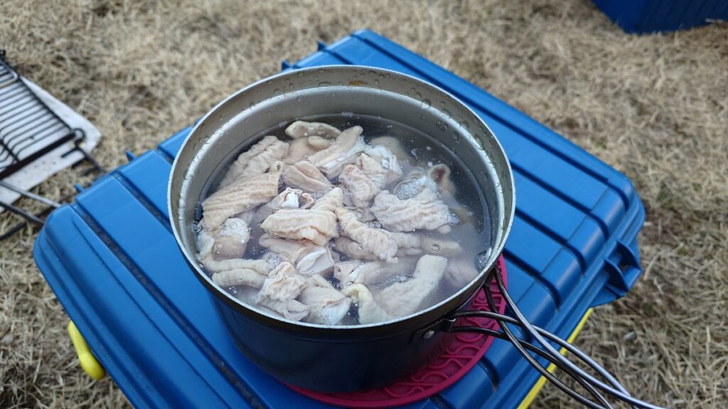 鍋に白モツ投入