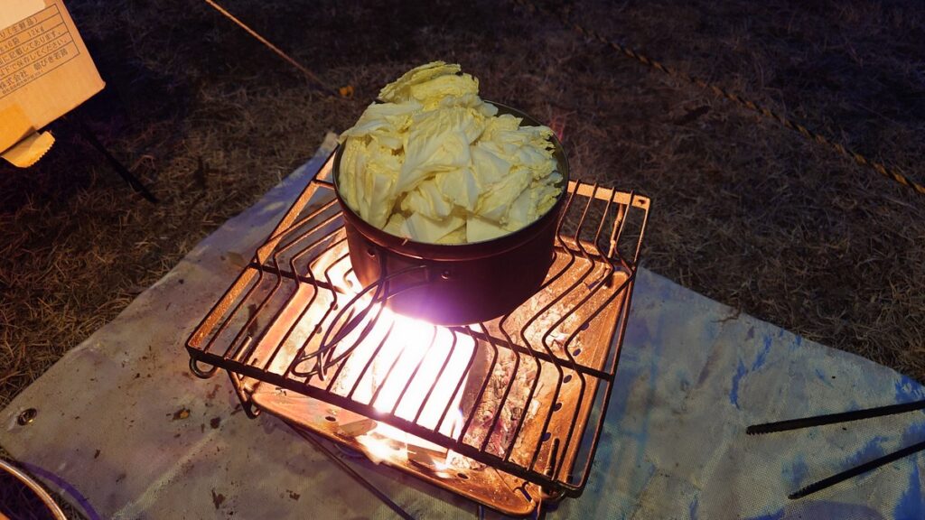 鍋に山盛り白菜投入