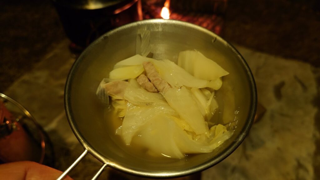 シェラカップによそったもつ鍋