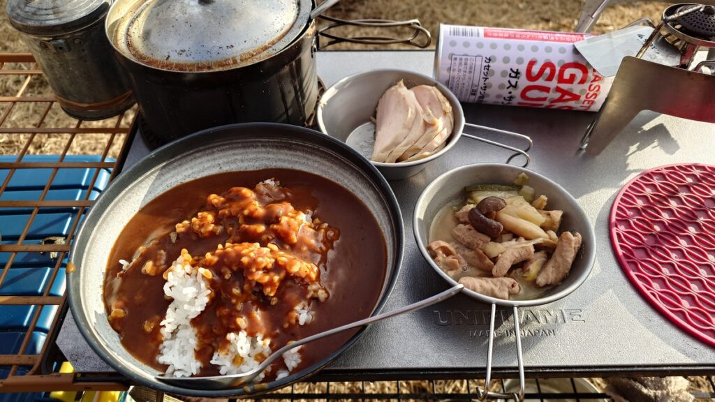 朝食のカレーライスとモツ煮