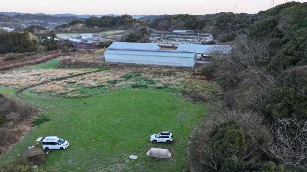 御宿ドローン＆キャンプＡサイト上空からキャンプ場中央方面を臨む
