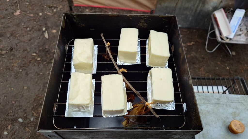 燻製機の上段に並べたチーズ