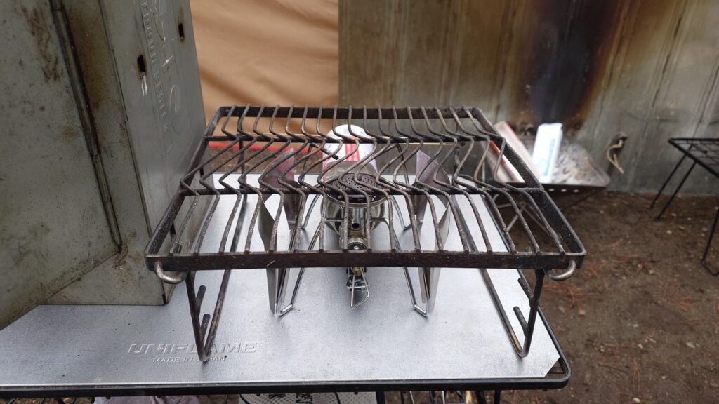 スノーピークの焚火台Sの五徳とsotoレグレーターストーブ