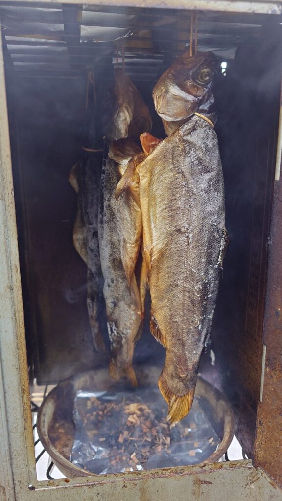 燻製器の中の鱒の燻製