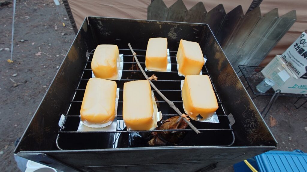 燻製の中で燻されたチーズ