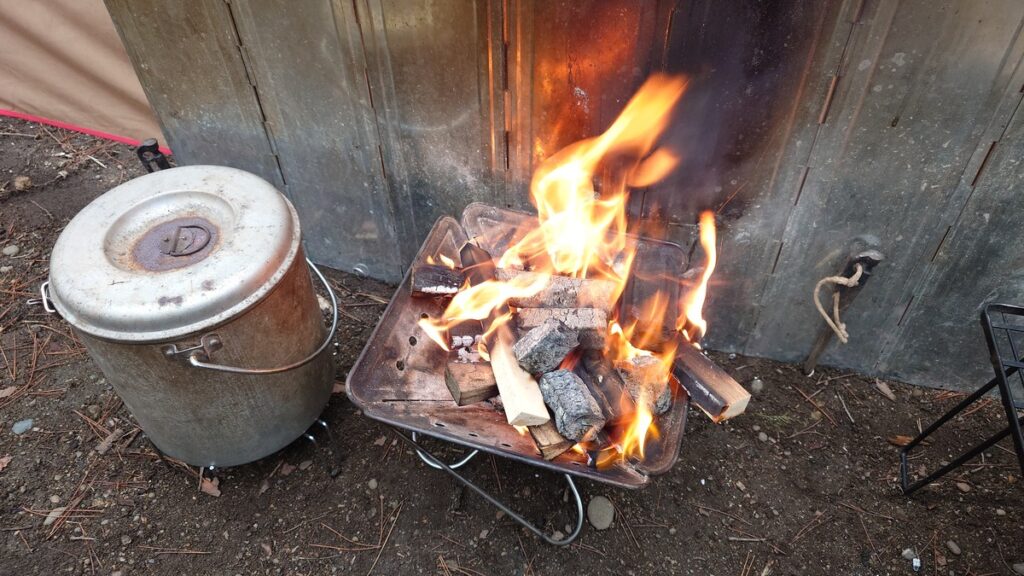 オガ炭を放り込んだ焚火