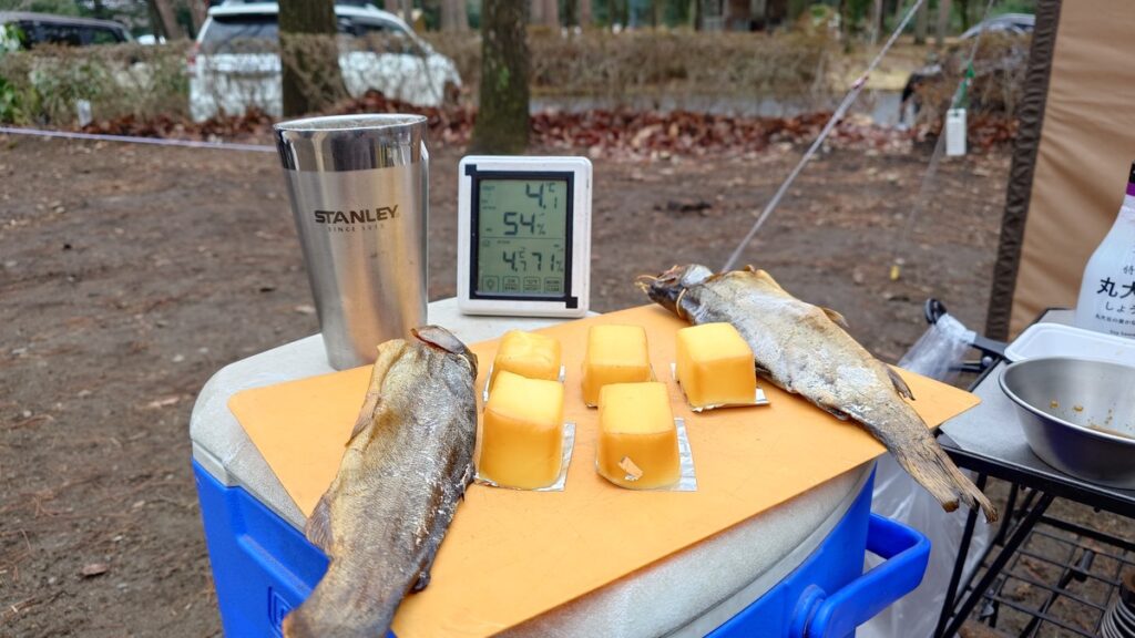 できあがったチーズと鱒の燻製