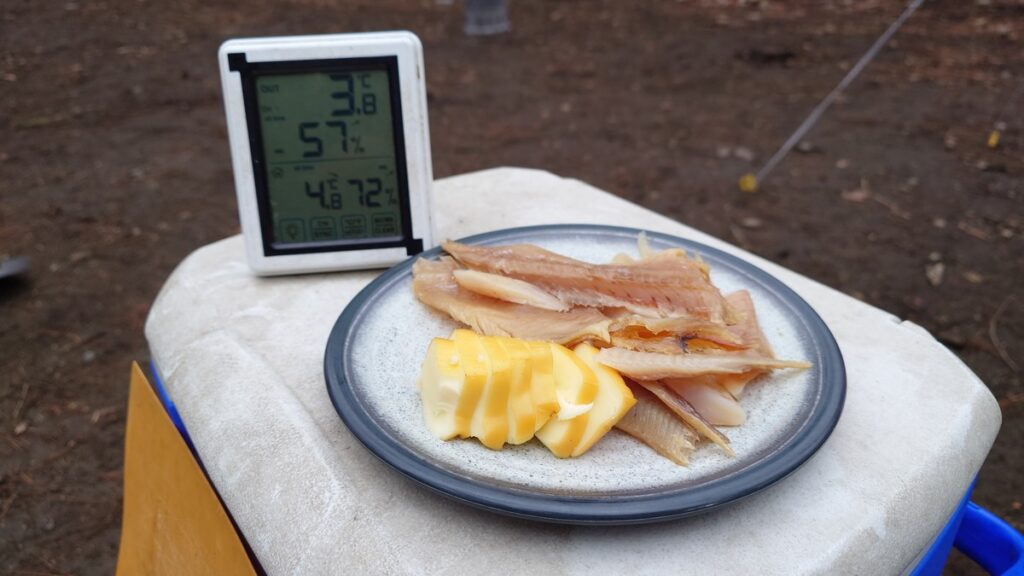 マスとチーズの燻製