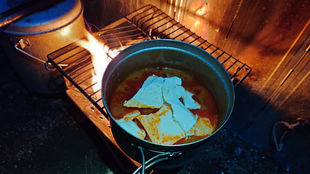 スンドゥブに豆腐投入