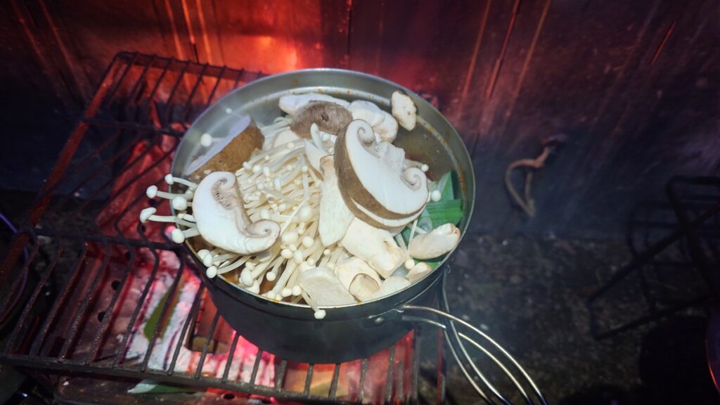 スンドゥブにキノコ投入