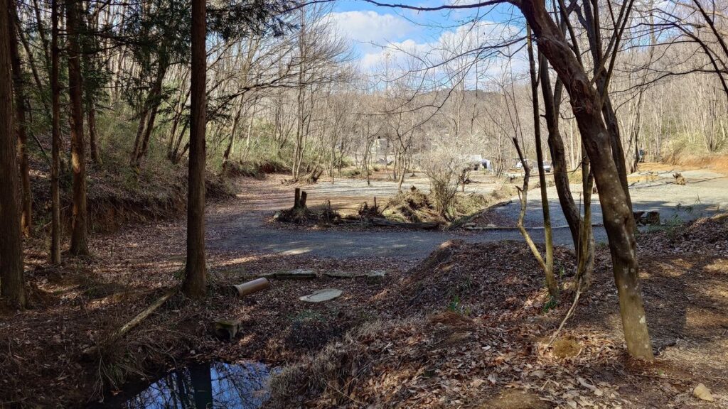 栃木の森キャンプ場一番奥のサイトの脇の堀