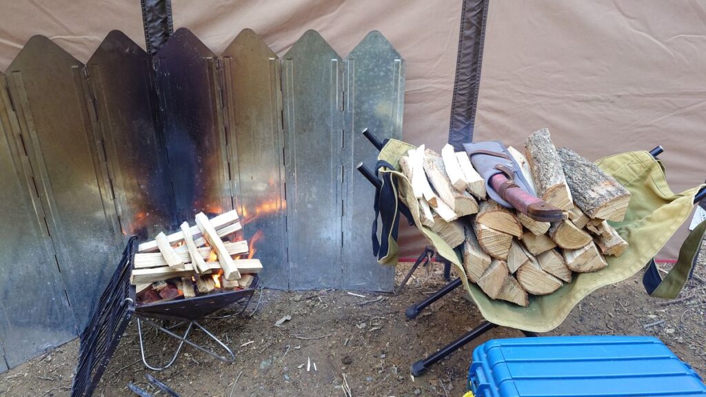 細かく割ったたき付けで着火