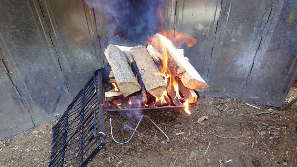 大きな薪に火を移す